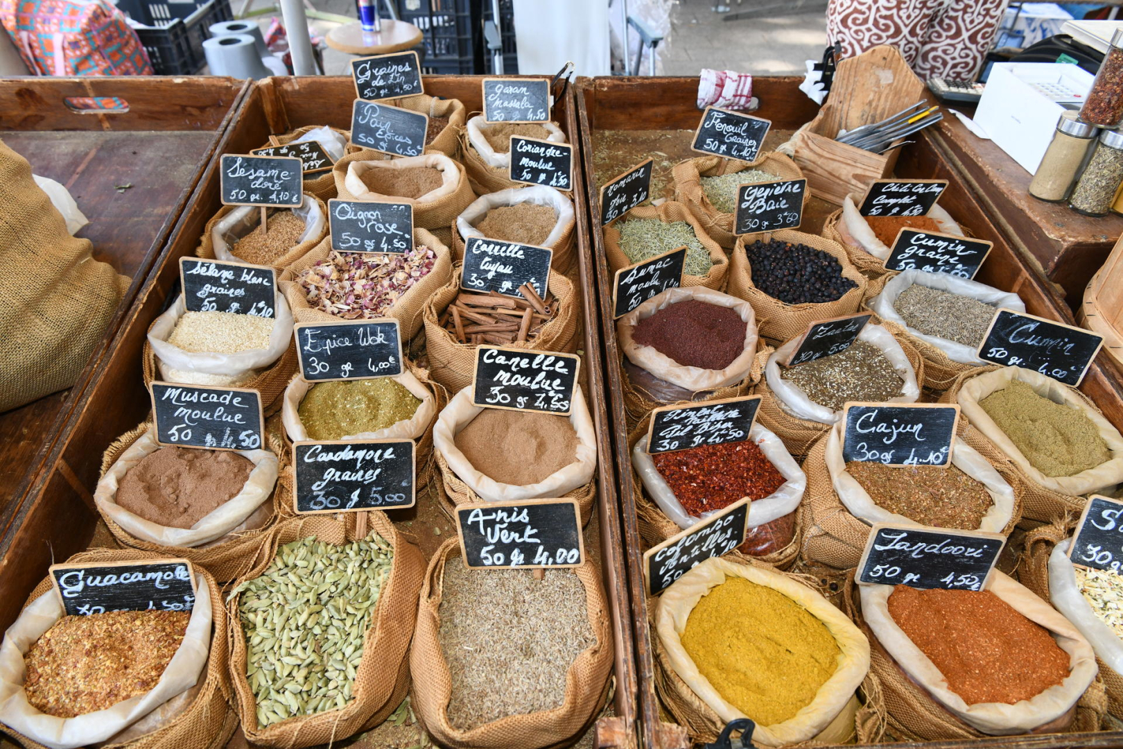 Etal d'épices au marché Tastavin