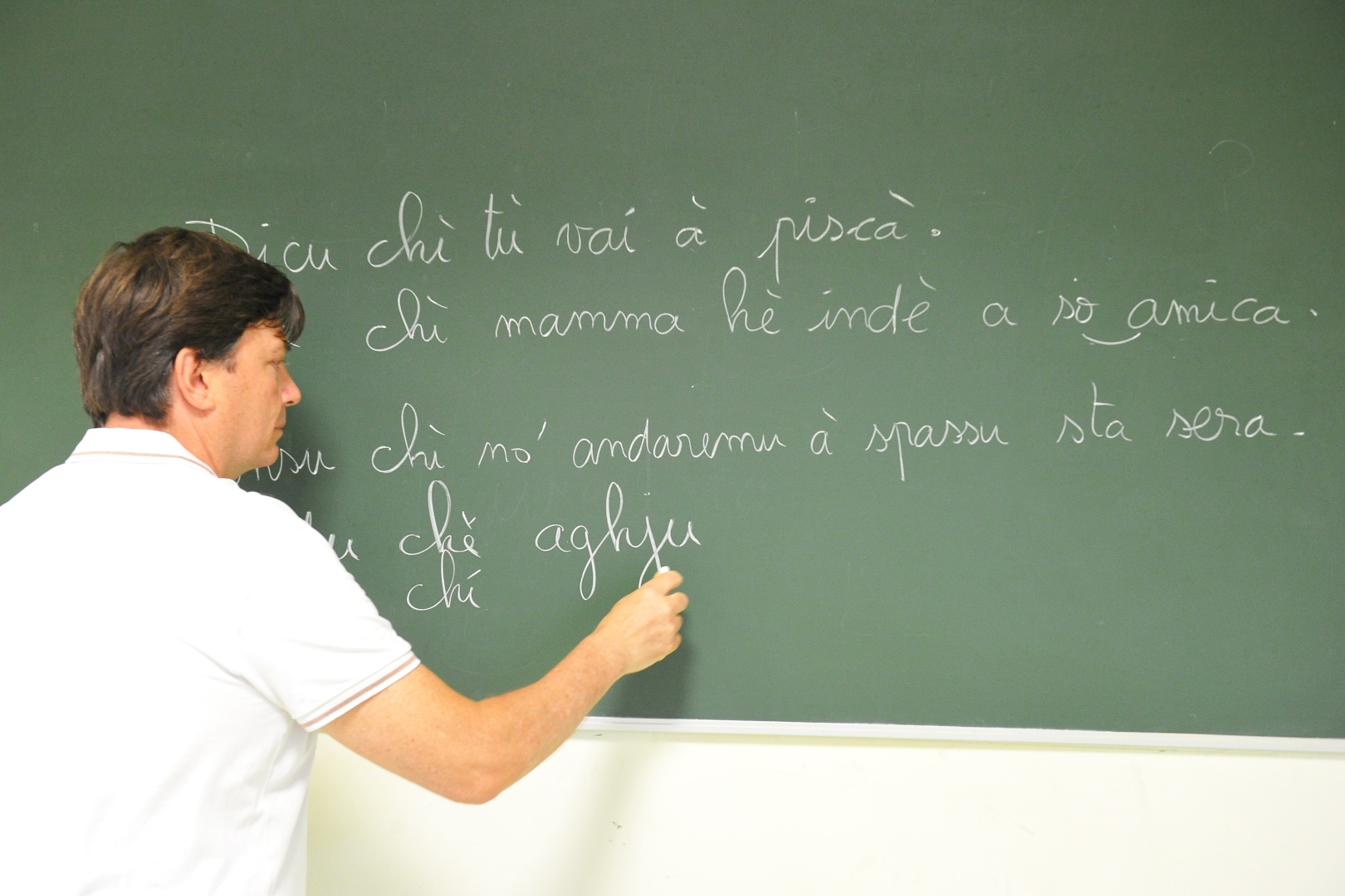 professeur de corse écrivant au tableau d'école