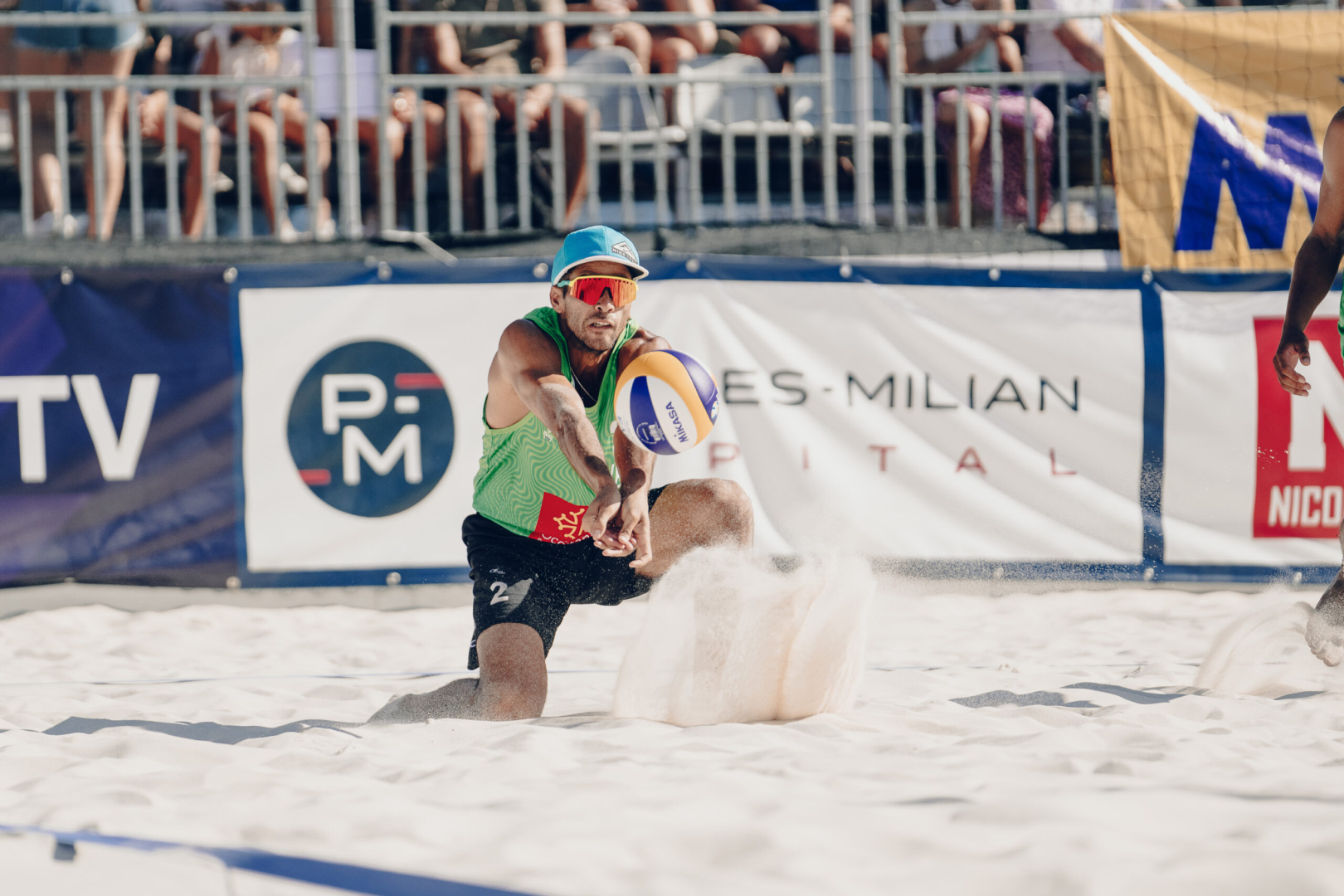 Match de beach volley sur le parvis de l'hôtel de ville