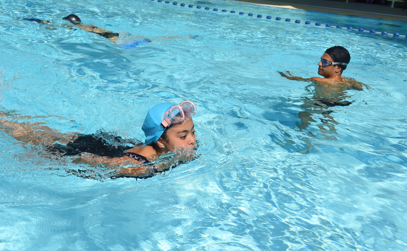 Enfants nageant dans le bassin 