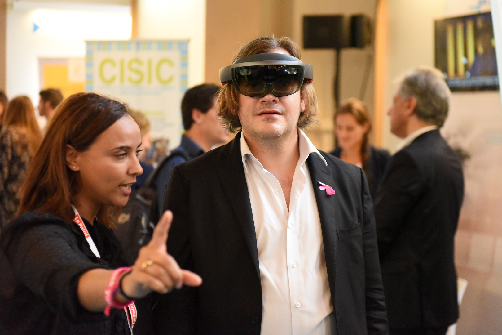 Le directeur du Point, Étienne Gernelle, teste les innovations technologiques présentées à Futurapolis.  