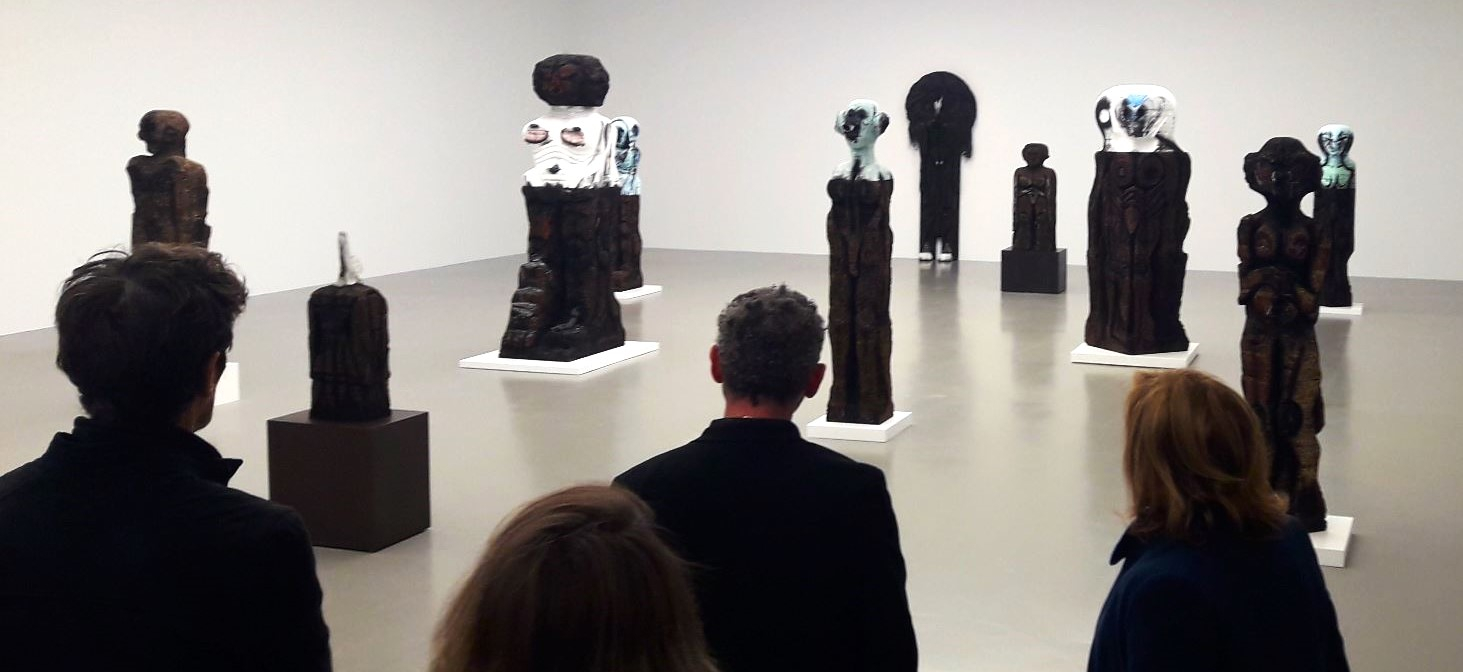 Face à face entre les visiteurs et les sculptures géantes d'Huma Bhabha