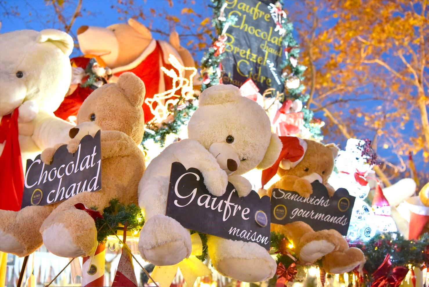 Ours en peluches portant des inscriptions de produits et boissons