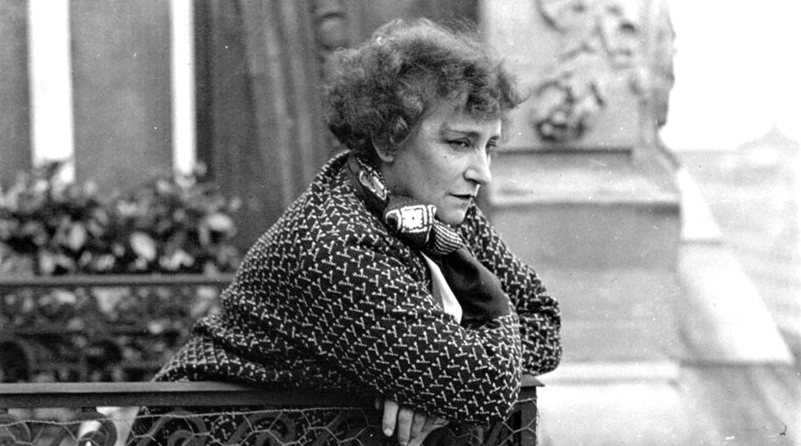 Photo de Colette au balcon de son appartement