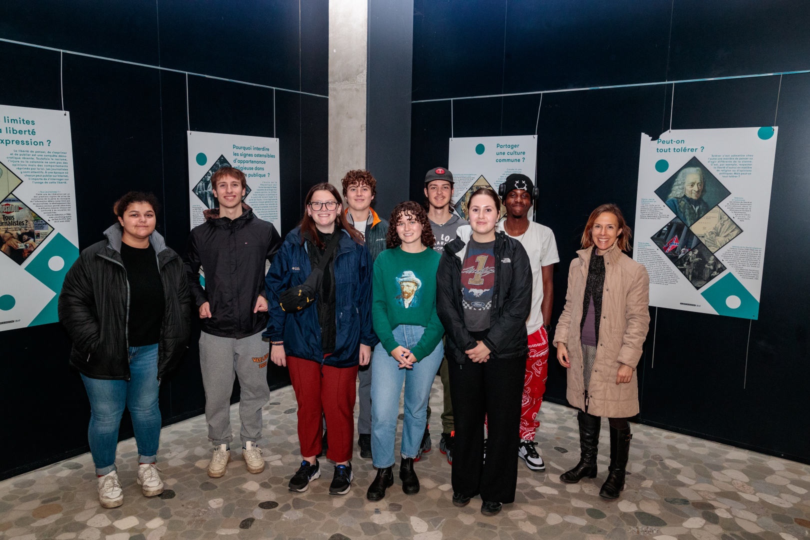 Les étudiants originaires du Minnesota et leur professeur, Ana, ont visité l'exposition sur la laïcité