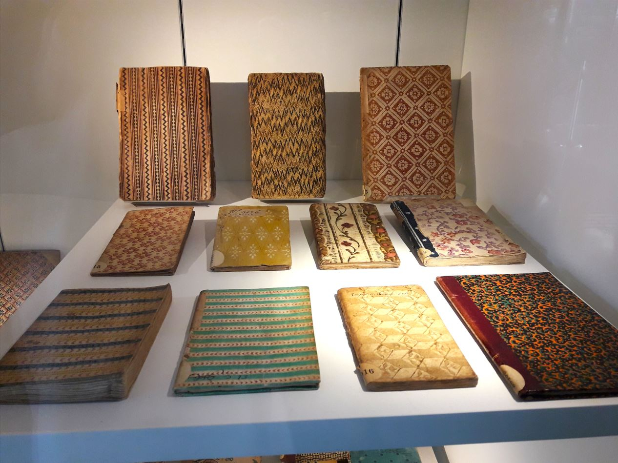 Etagère de livres dominotés à la Médiathèque Emile Zola