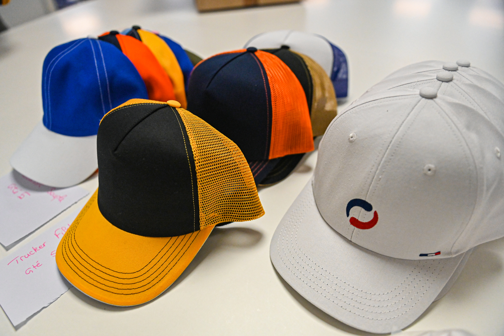 L'Atelier de la Casquette peut produire à la demande et sur-mesure dans son atelier montpelliérain
