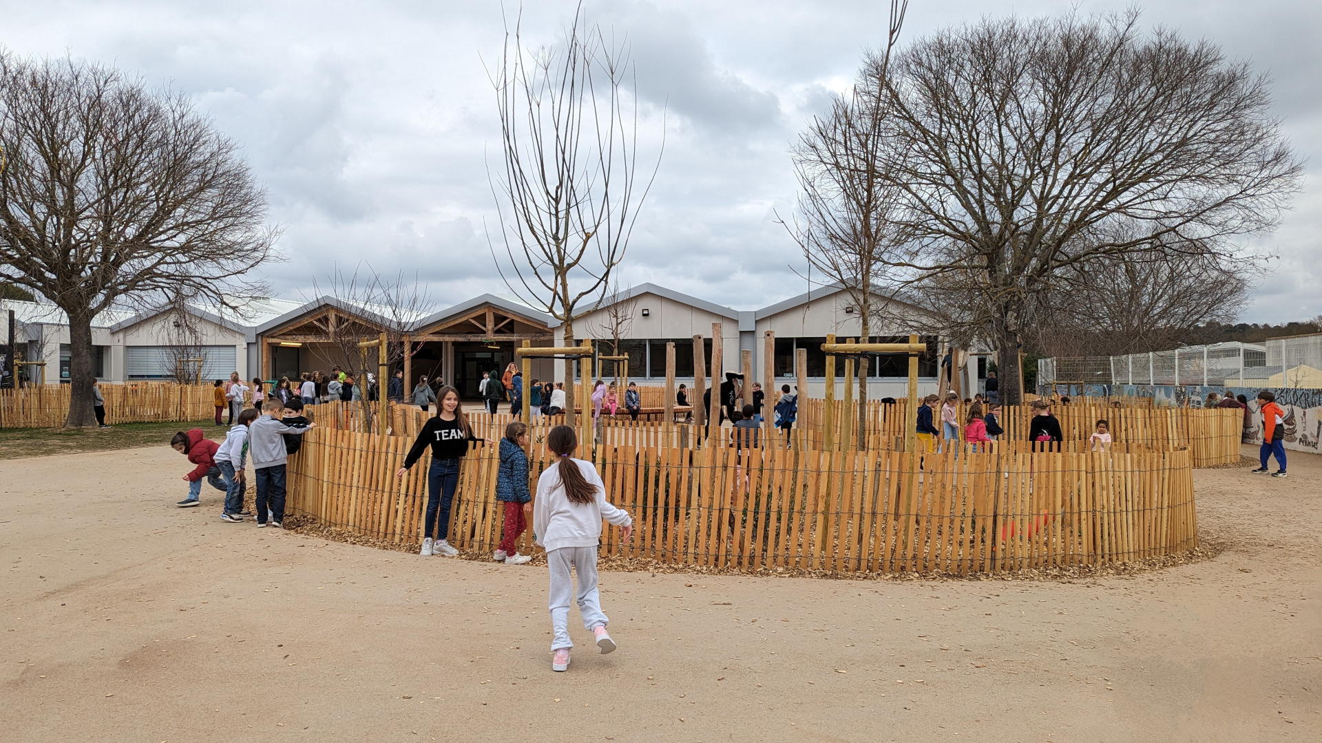 Cour de l'école réaménagée et désimperméabilisée