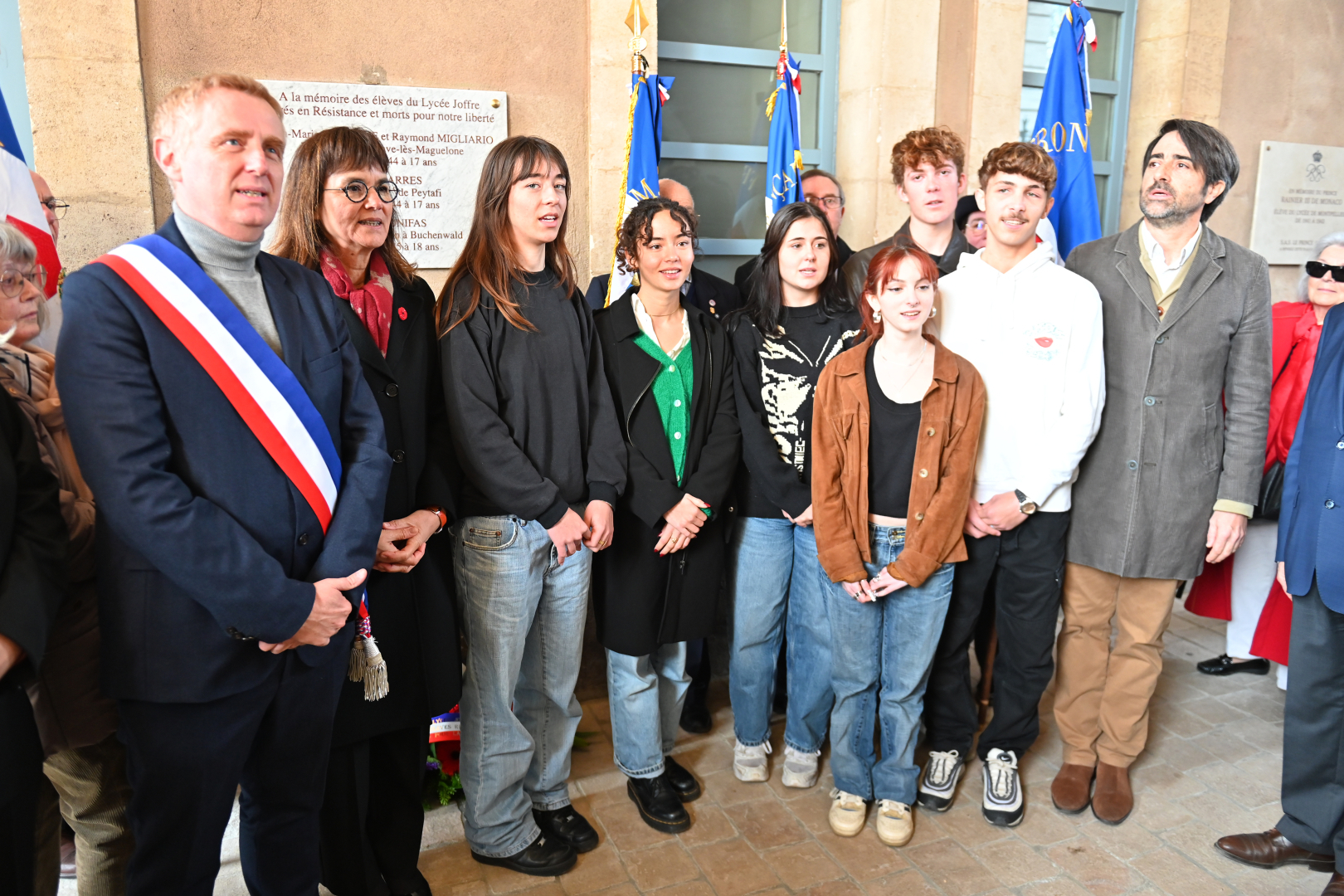 les élèves devant la plaque