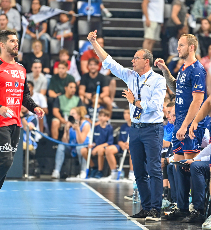 Patrice Canayer au bord du terrain de handball pendant un match