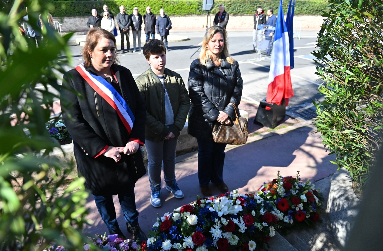 Séverine, fille de Jacques Roseau, et son fils Alexandre, ont déposé une gerbe en compagnie de Mylvia Houguet, adjointe à la vie associative