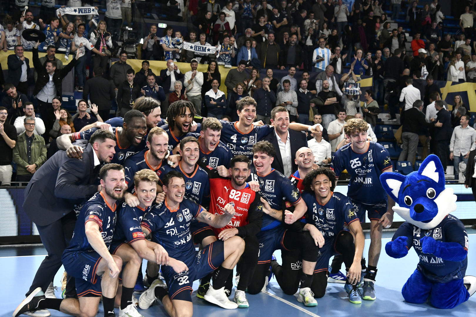 Equipe handball pose après la victoire