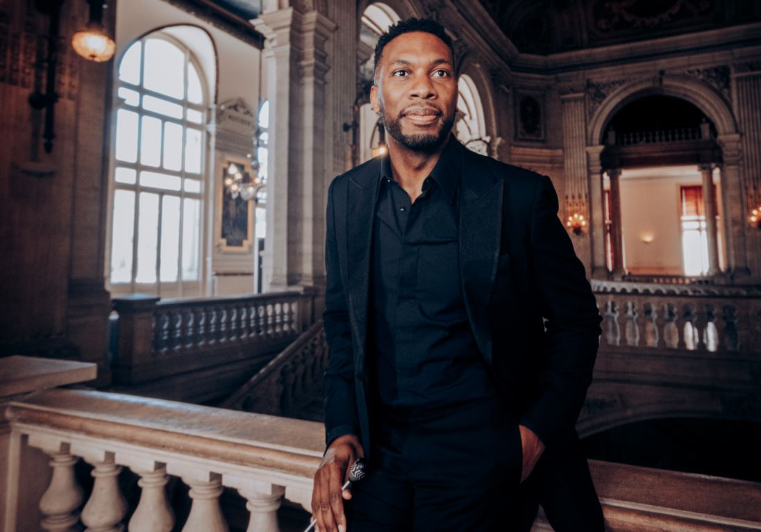 Portrait de Roderick Cox à l'intérieur de l'opéra Comédie
