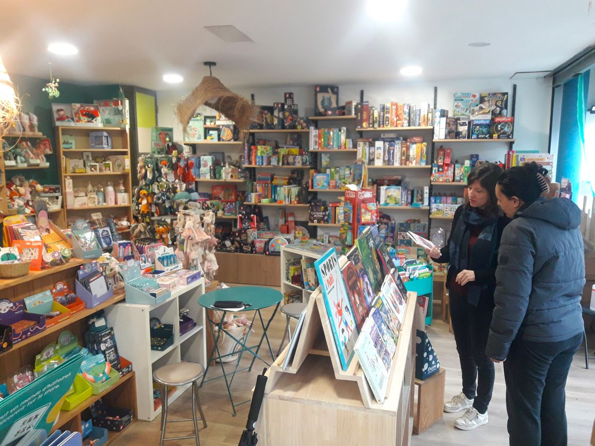 Claire la libraire accueillant le public dans la librairie