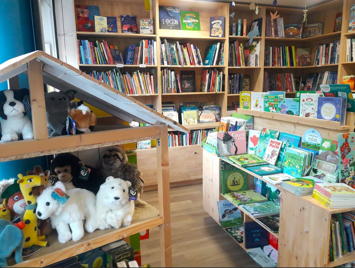 Objets et peluches dans la librairie
