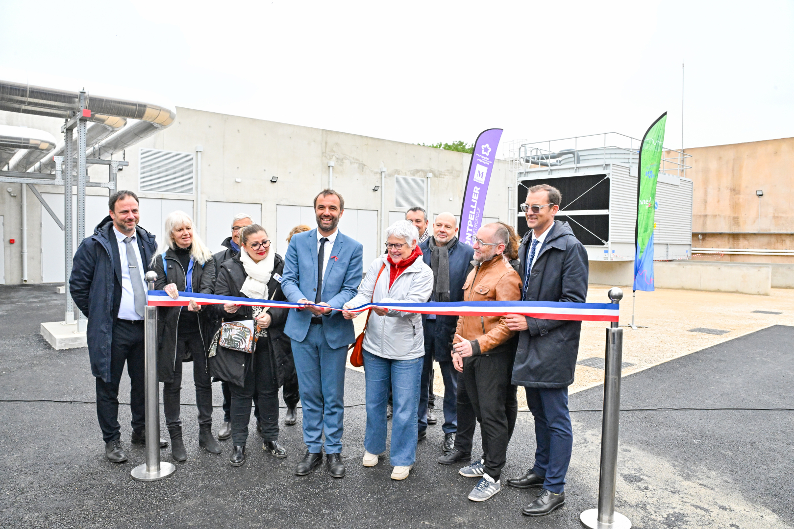 Michaël Delafosse inaugure la centrale géothermique en compagnie des éluis Isabelle Touzard, Emilie Cabello, Maryse Faye et Jérôme Moynier, ainsi que Camille Fabre, directeur régional délégué de l'Ademe Occitanie 