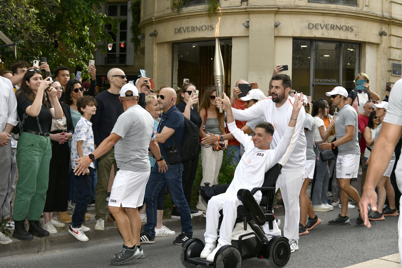 L'acteur-réalisateur Artus et l'influenceur Sofian, son partenaire à l'écran, lors du relais de la flamme olympique