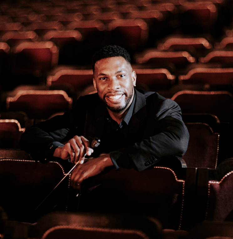 Le nouveau directeur musical de l'orchestre, l'américain Roderick Cox