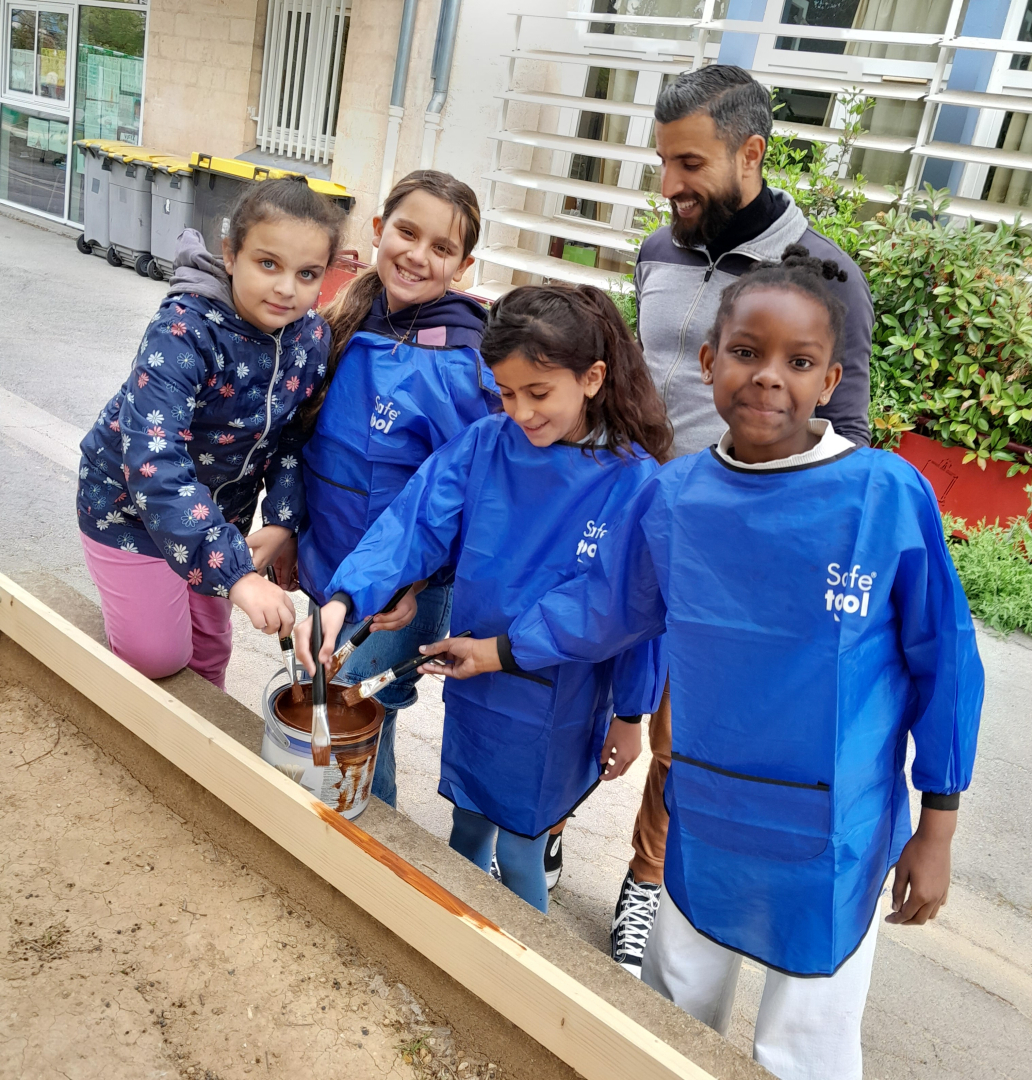 Le bois a été lasuré, avec Karim Bouddouch