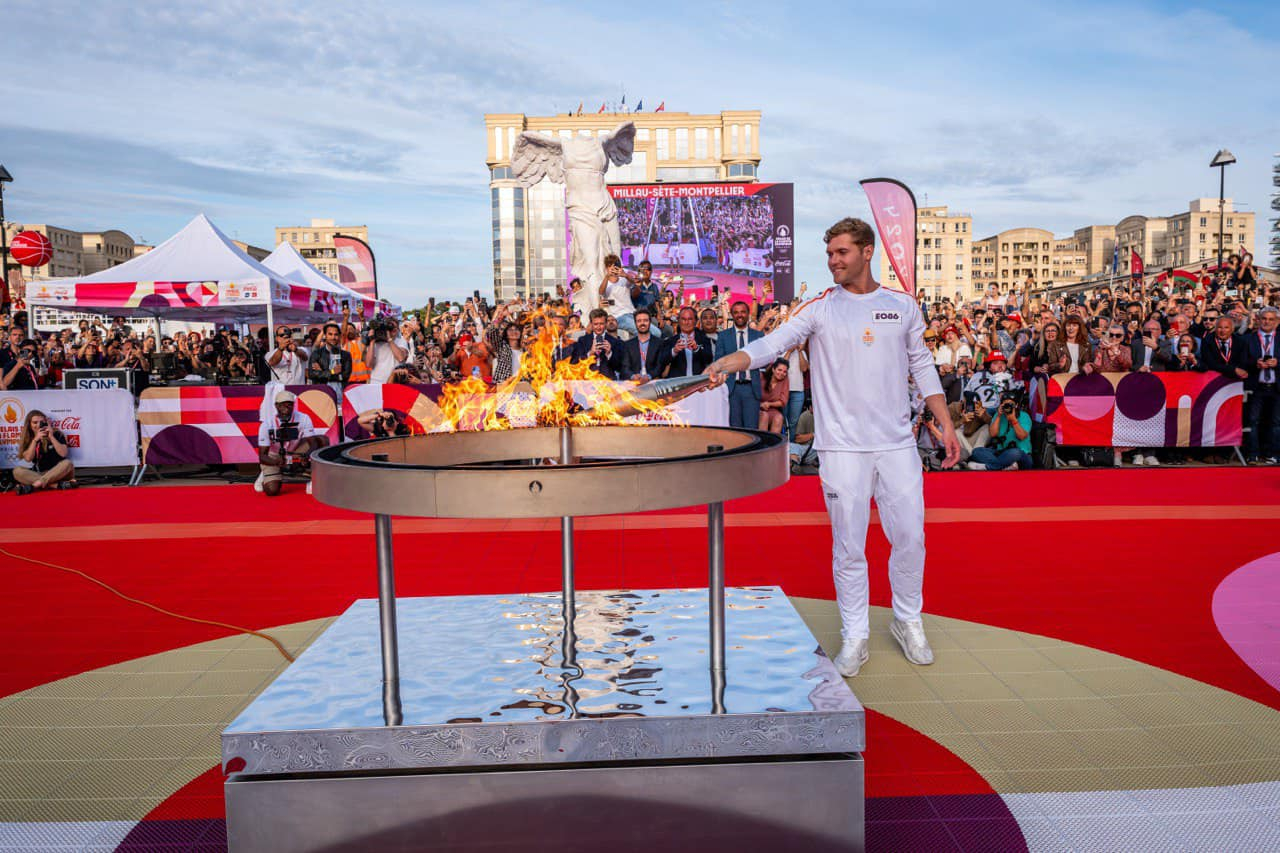 Le décathlonien Kevin Mayer, dernier relayeur de la flamme à Montpellier, est malheureusement incertain pour les JO