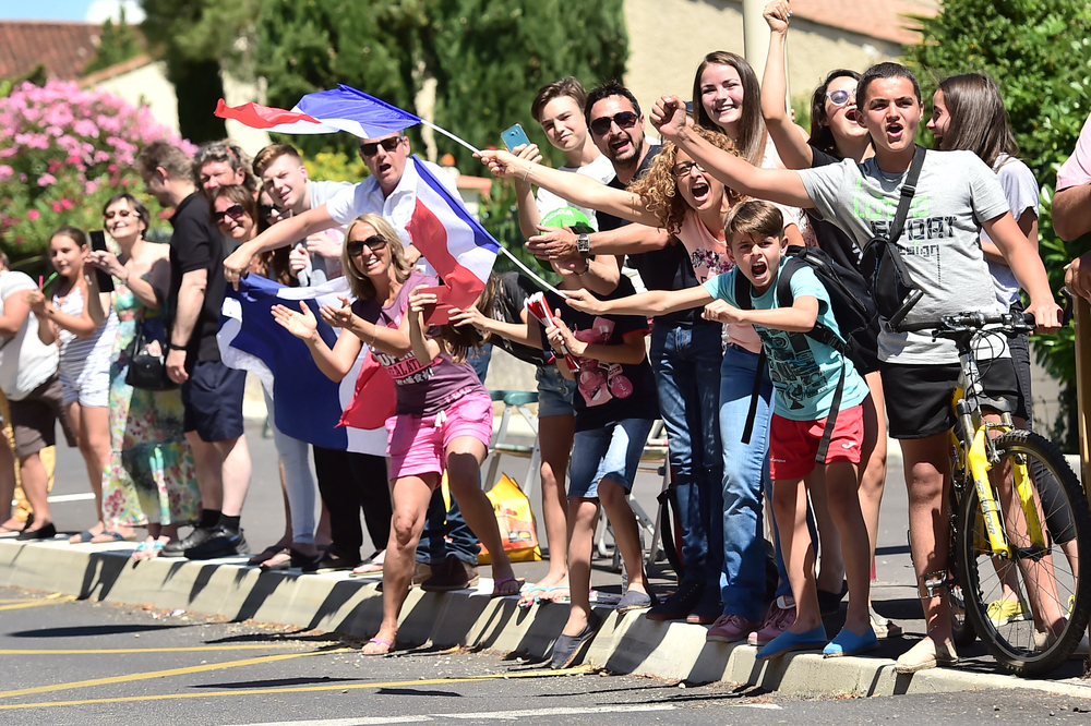 Le Tour de France, un événement populaire aux retombées économiques et médiatiques importantes