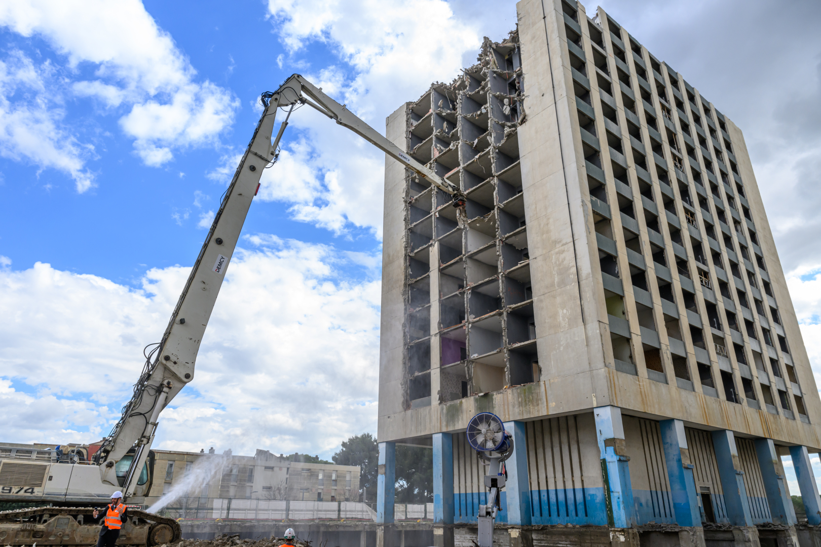 Pelle à grand bras de 41 mètres démolition tour d'Assas ouvriers 