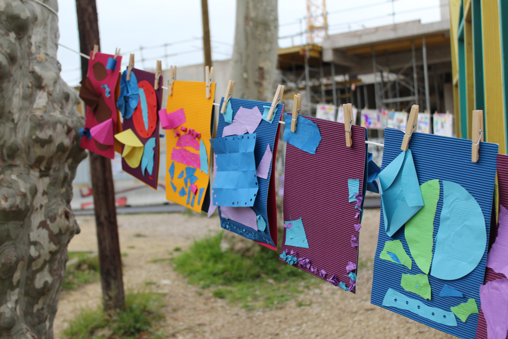 oeuvres papier accrochées en plein air
