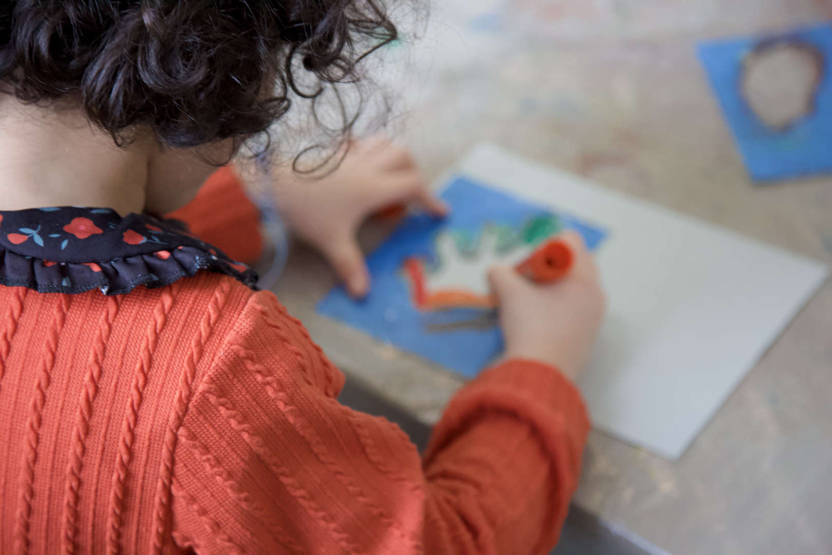une enfant dessinant 