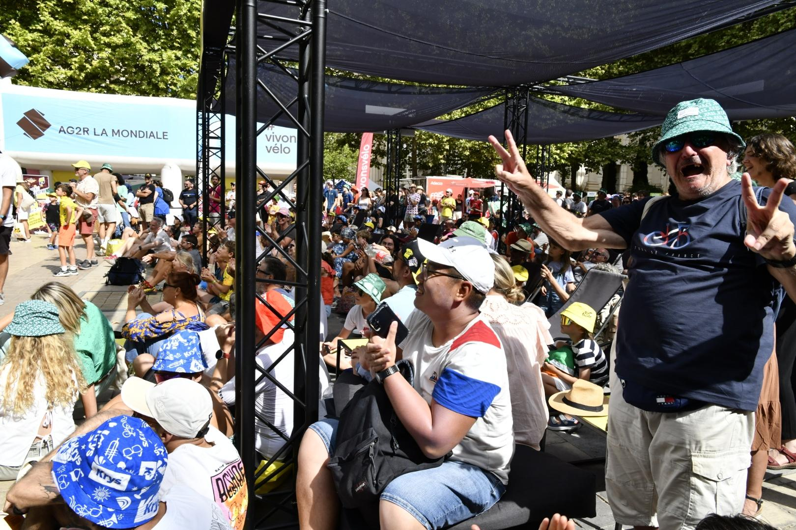 foule Fan Park transats ombrelle supporter français content 