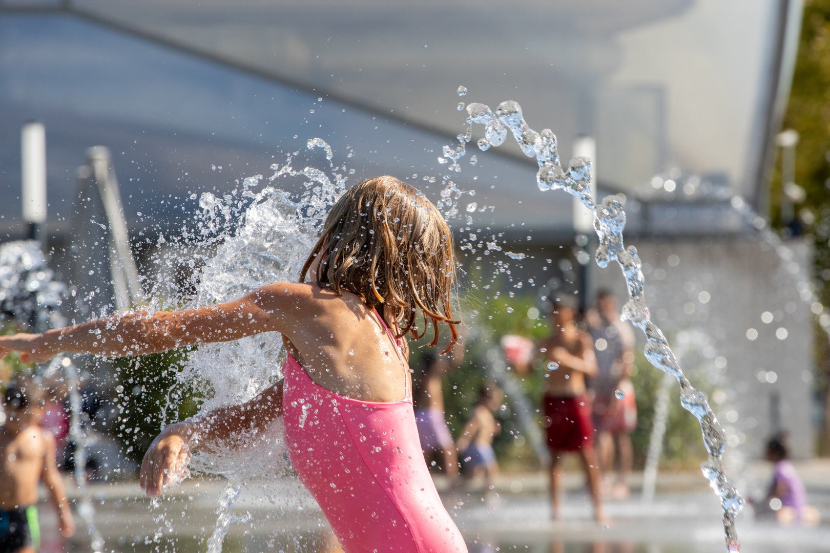 Une jeune fille dans une fontaine 