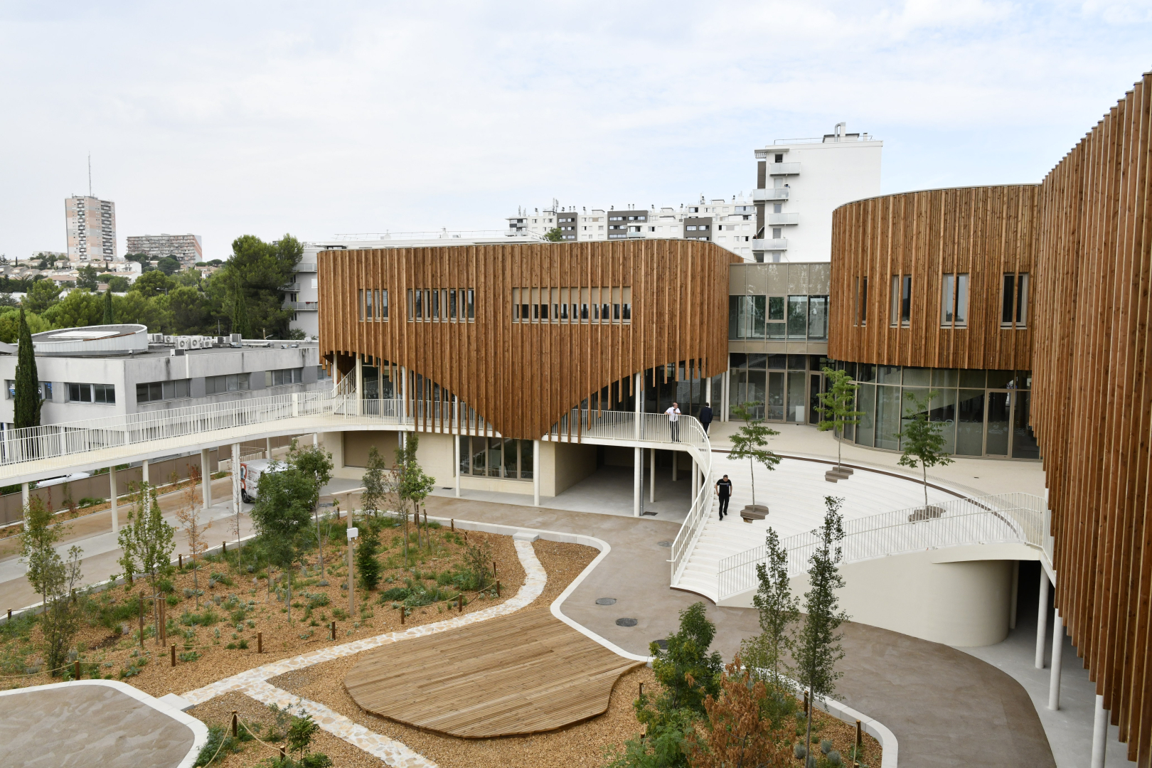 cour et bâtiments école Hypatie arbres coursives  