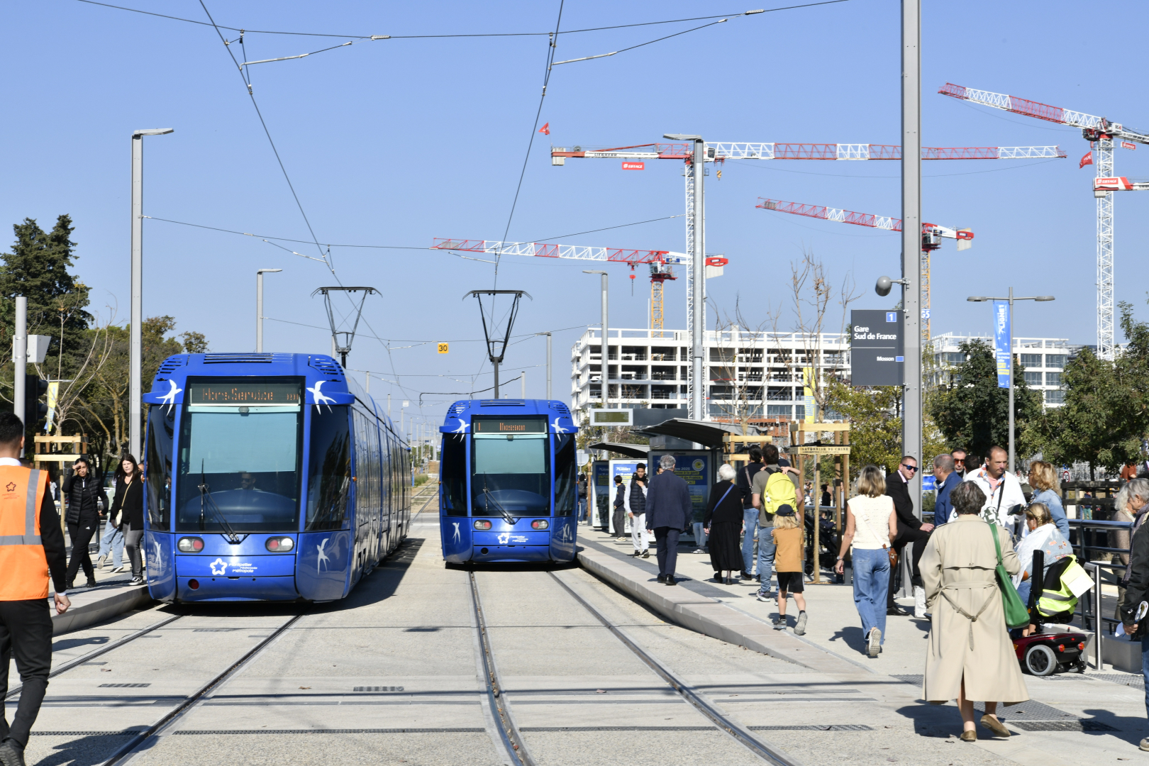 deux rames ligne 1 rails personnel TaM et Métropole voyageurs ciel 