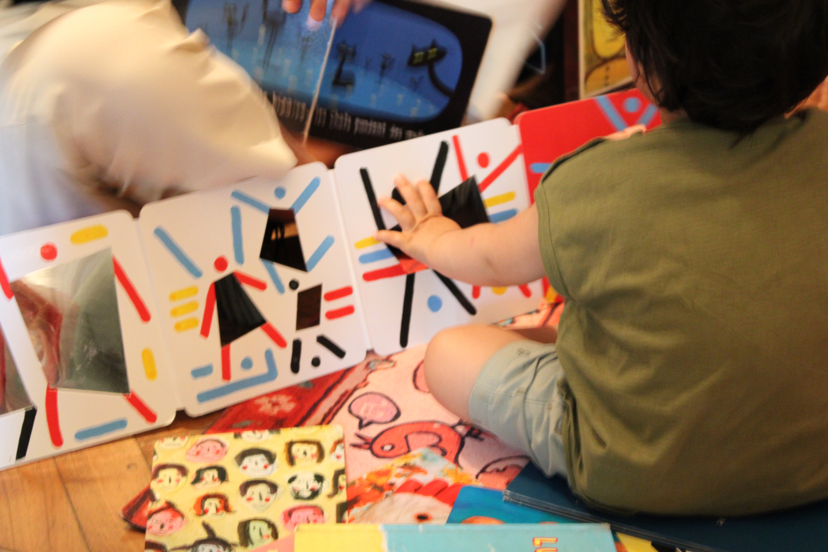 Petit enfant dans un atelier de peinture 