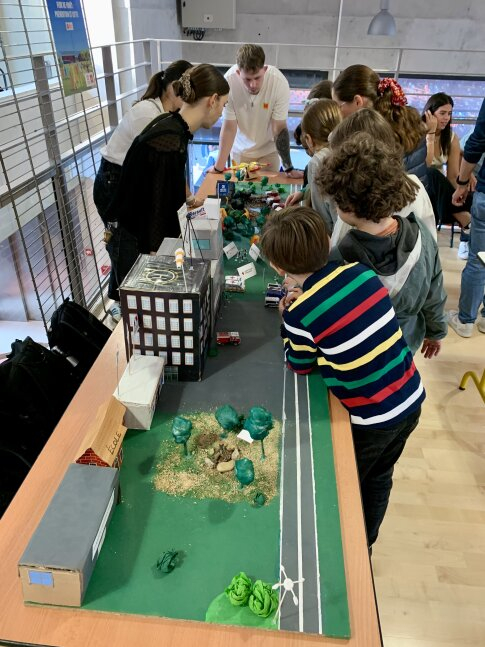 maquette enfants animateur étudiant de l'ESEQ