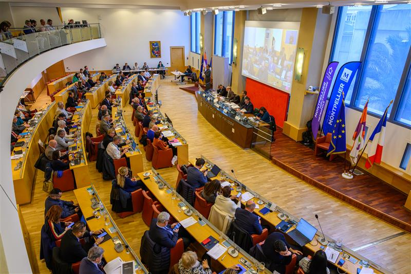 Assemblée du conseil métropolitain avec élus tribune drapeaux France et Europe