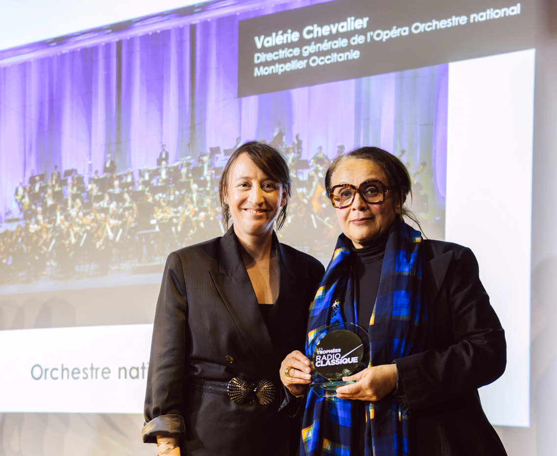 Sophie Paolini remet le prix Radio Classique à Valérie Chevalier
