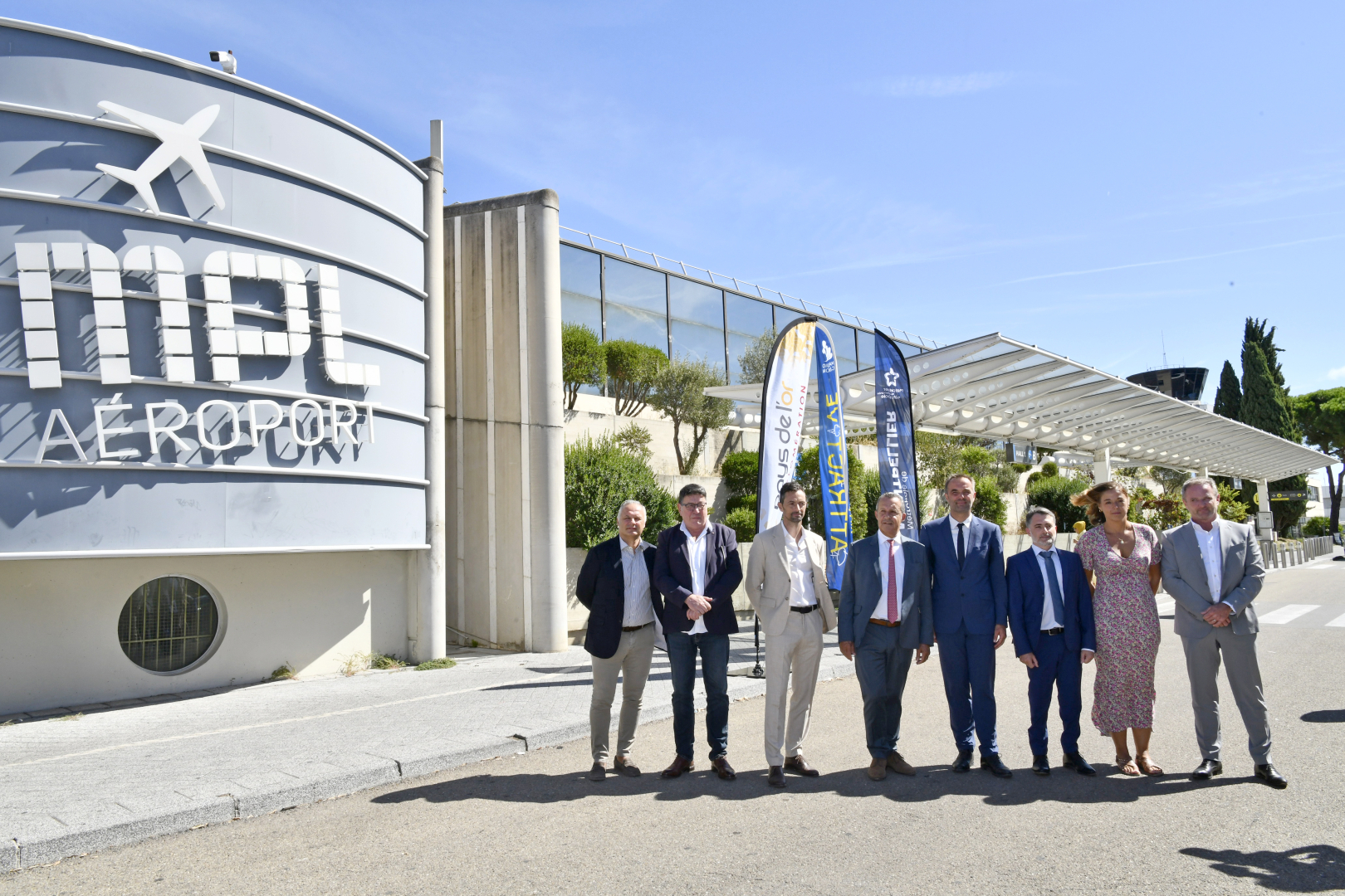 les élus devant l'aéroport 