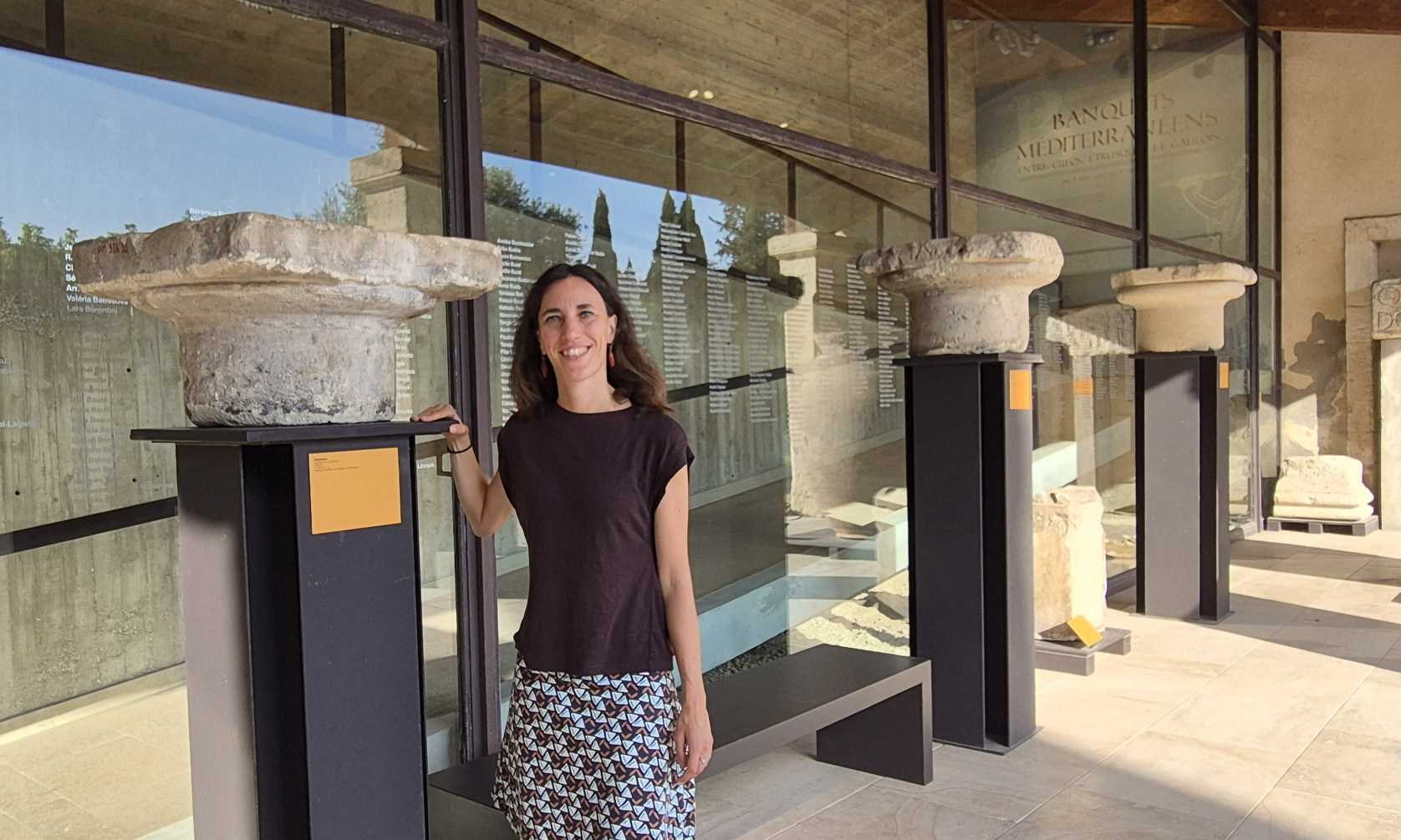 Diane Dusseaux devant l'entrée du musée 