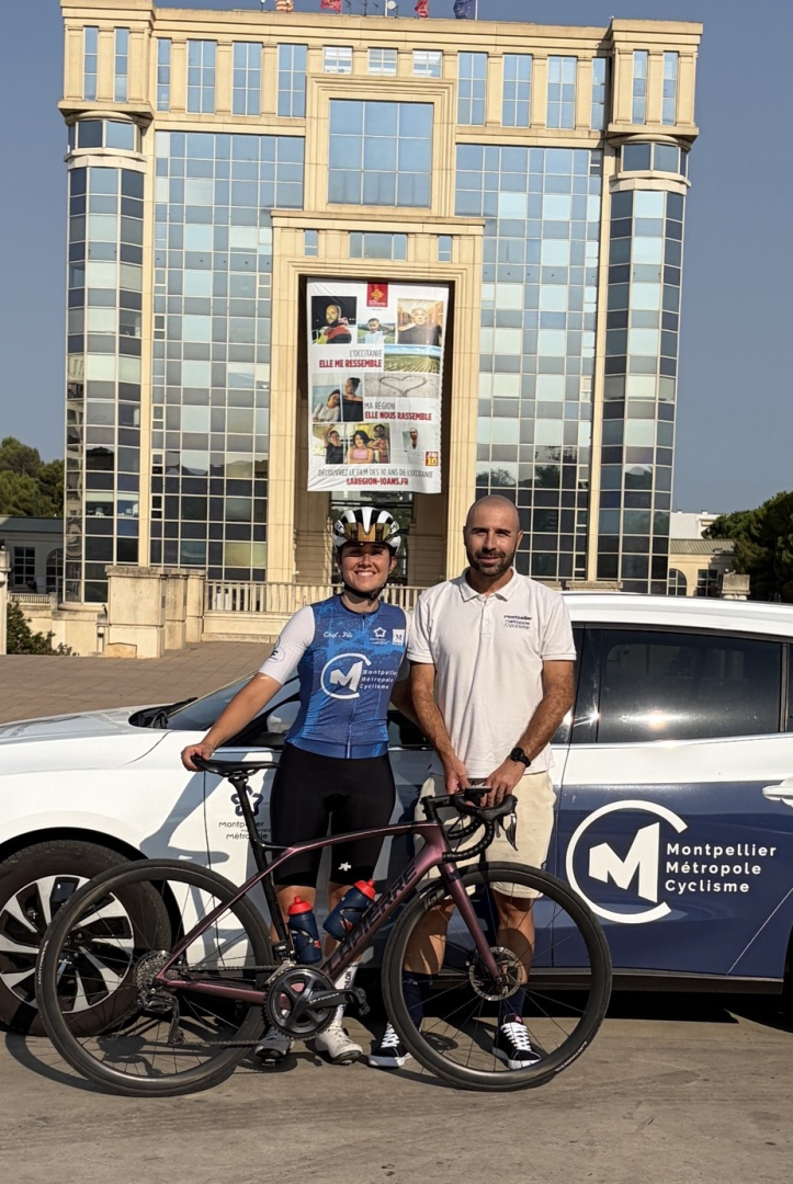 La team manager Marie Delpeyroux pose aux côtés du président Jason Kaufmann