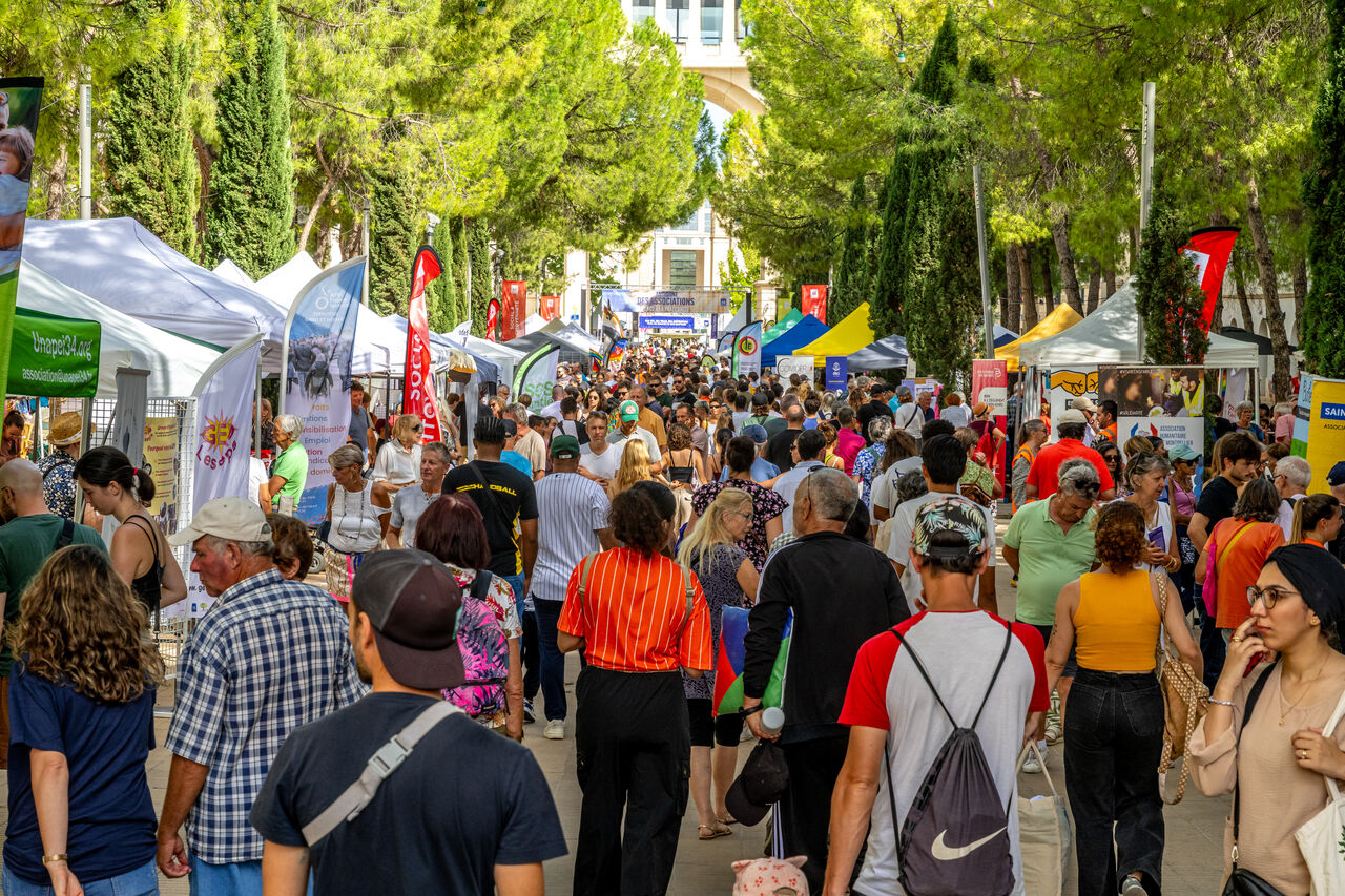 la foule à l'antigone des associations 