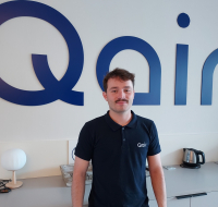 Gaëtan chef de projet chez Qair dans les bureaux de l'entreprise 