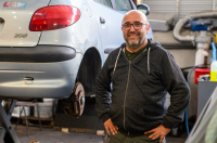 garage voiture surélevée chef d'atelier Alain Sarmiento 