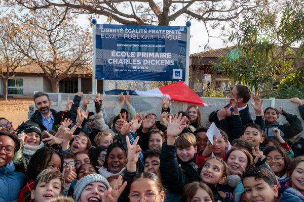 Dévoilement de la nouvelle plaque de l'école Charles Dickens 