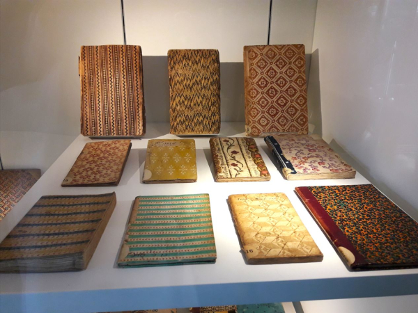 Etagère de livres dominotés à la Médiathèque Emile Zola