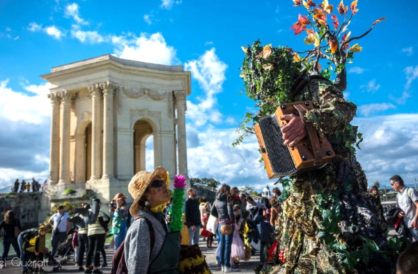 Photo de Marcel Quéralt représentant un arbre jouant de l'accordéon