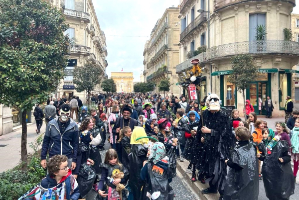 Le défilé des enfants, en couleur et en musique