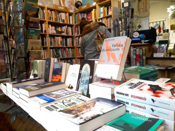 Rayonnages de la librairie