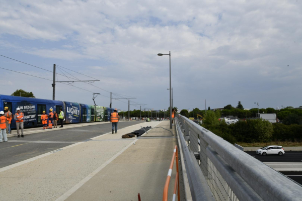 La ligne 1 enjambe le nouveau pont au-dessus de l'autoroute