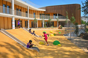 cour ludique enfants toboggans bâtiments  