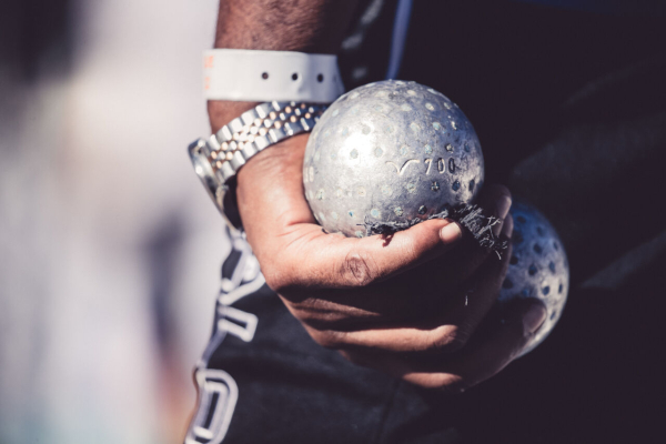 Main de joueur tenant ses boules